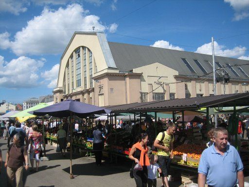 Riga, Lettland, Markthalle und Marktstände