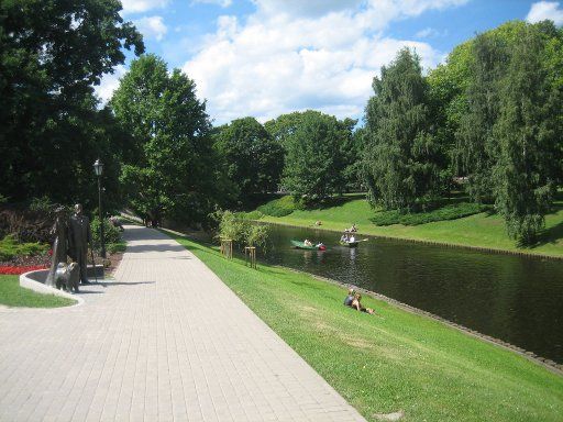 Riga, Lettland, Stadtpark mit Kanal