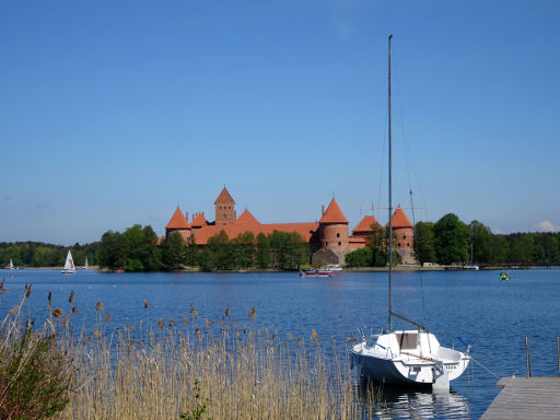 Wasserburg und Trakai Museum, Trakai, Litauen, Ansicht vom Ufer im Ort Trakai