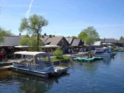 Wasserburg und Trakai Museum, Trakai, Litauen, Uferpromenade mit Ausflugsbooten