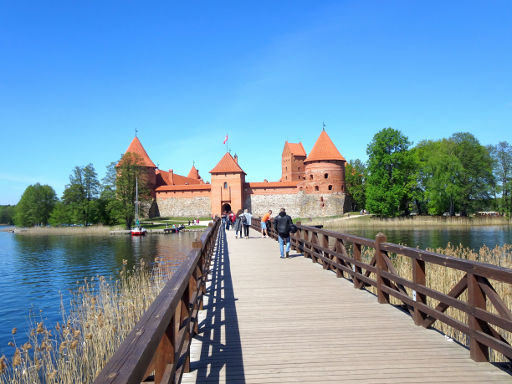 Wasserburg und Trakai Museum, Trakai, Litauen, Zugang über eine Holzbrücke