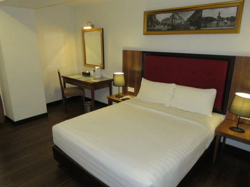 Armenian Street Heritage Hotel, Penang Georgtown, Malaysia, Zimmer 313 mit Doppelbett, Nachttischleuchten, Stuhl und Schreibtisch