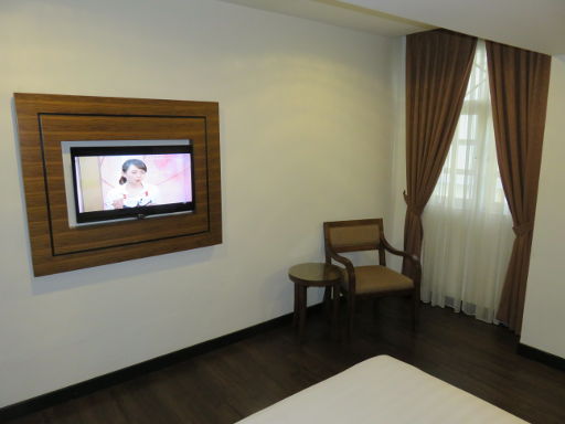 Armenian Street Heritage Hotel, Penang Georgtown, Malaysia, Zimmer 313 mit Flachbildfernseher, Stuhl, Tisch und Fenster