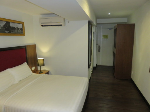 Armenian Street Heritage Hotel, Penang Georgtown, Malaysia, Zimmer 313 mit Klimaanlage, Eingangstür, Schrank und Minisafe