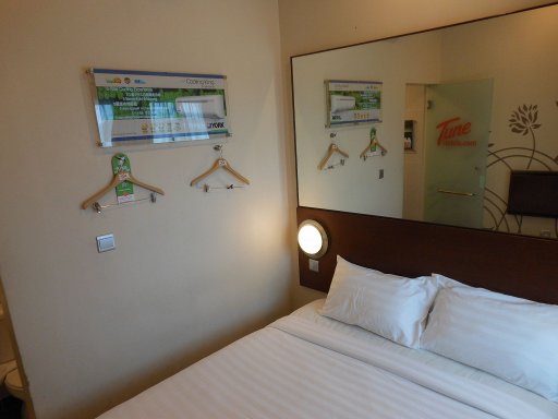 Tune Hotels KILA LCCT, Kuala Lumpur, Malaysia, Zimmer 410 mit Queen Size Bett