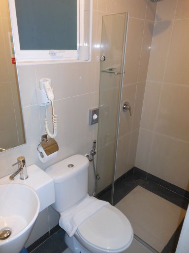 Tune Hotels KILA LCCT, Kuala Lumpur, Malaysia, Badezimmer mit WC und Dusche