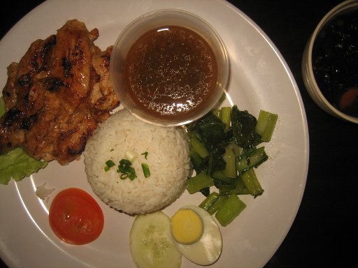 Georgetown, Penang, Malaysia, gegrilltes Hähnchen, Reis und Gemüse