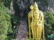 Batu Höhlen, Kuala Lumpur, Malaysia, Statue Murugan und Aufgang zu den Höhlen über Treppen