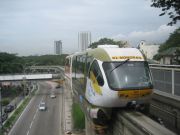 KL Monorail, Kuala Lumpur, Malaysia, Zug bei der Ausfahrt einer Station