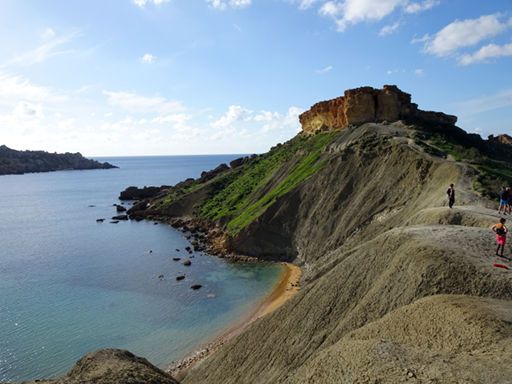 Ghajn Tuffieha Bay, Manikata, Malta, Halbinsel mit Bucht