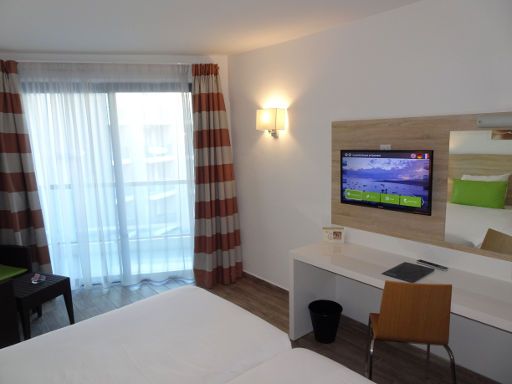 Seashells Resort at Suncrest Hotel, Qawra, Malta, Zimmer 514 mit Balkon, Gardinen, Flachbildfernseher, Tisch und zwei Einzelbetten