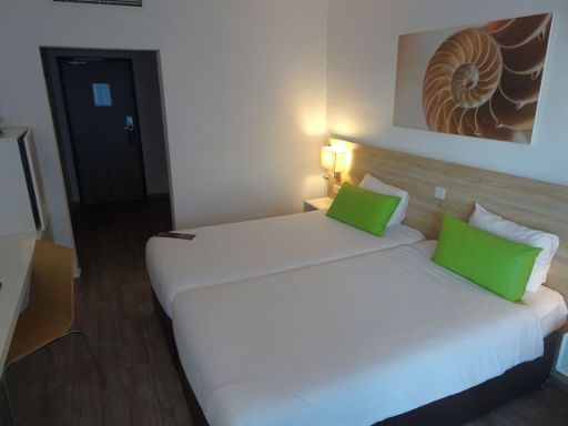 Seashells Resort at Suncrest Hotel, Qawra, Malta, Zimmer 514 mit Klimaanlage, Kühlschrank, Wasserkocher, Flur, offenen Schrank, Minisafe, Eingangstür und zwei Einzelbetten