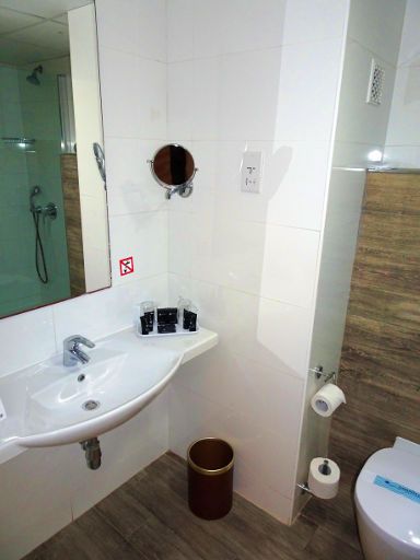 Seashells Resort at Suncrest Hotel, Qawra, Malta, Bad mit Waschbecken und WC