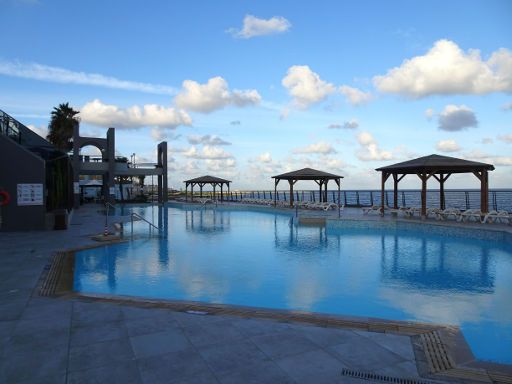 Seashells Resort at Suncrest Hotel, Qawra, Malta, Schwimmbecken und Zugang zum Meer