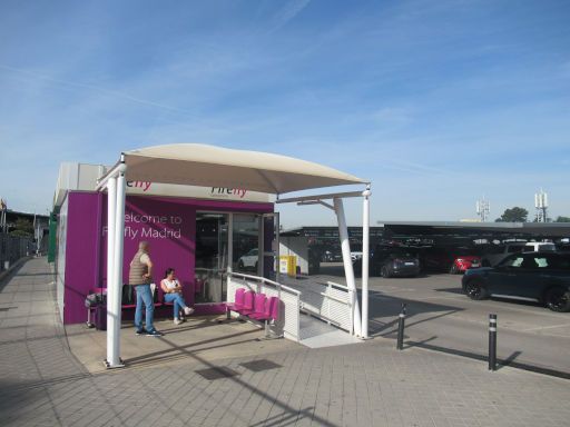 Firefly™ Car Rental, Spanien, Bürocontainer auf dem Flughafen Madrid MAD Terminal 1 im Jahr 2024