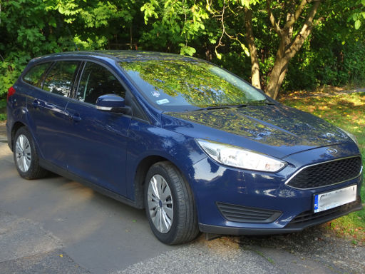 Ford Focus Turnier 1.6 Liter 63 kW 5 Gang Schaltung, Modelljahr 2015, Ansicht von der Seite / vorne