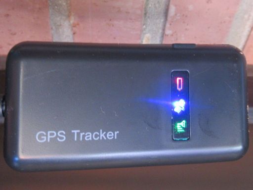 GPS Fahrzeug Tracker GT02, Kontrollleuchten Spannung, GPS und Netz