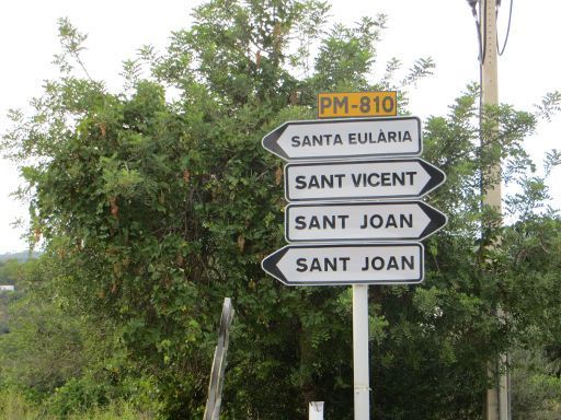 Verkehrsschild auf der Insel Ibiza mit Sant Joan rechts und links PM–810