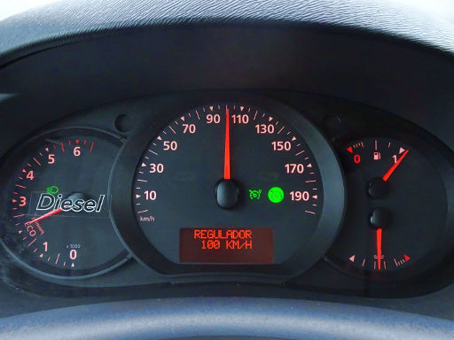 Renault Kangoo Rapid dCi 90, Armaturen mit Drehzahlmesser, Geschwindigkeitsanzeige, Tempopilot, Bordcomputer,  Gesamtfahrleistung, Kraftstofftankinhalt und Kühlmitteltemepraturanzeige