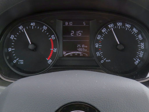 Škoda Fabia Combi, Typ 5J, 1.0 Liter MPI, Armaturen mit Drehzahlmesser, Uhrzeit, Ganganzeige, Außentemperatur, Tageskilometer, Gesamtkilometer, Tankinhalt und Geschwindigkeitsanzeige