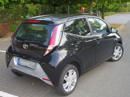 Toyota Aygo x-play 5-Türer 1.0 l 51 kW, Ansicht von der Seite / hinten