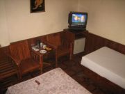 Myit Phyar Ayer Hotel, Mandalay, Myanmar, 2 Einzelbetten, 2 Stühle, Fernseher, Kühlschrank, Kofferablage