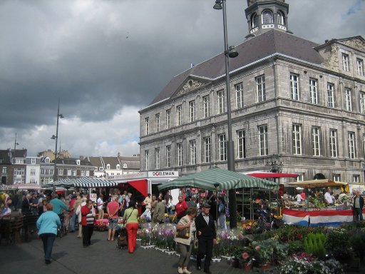 Maastricht, Niederlande, Rathaus am Markttag