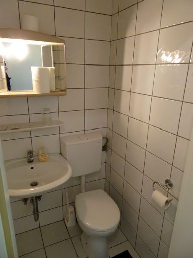 Gasthaus Schwarzer Adler, Altenberg, Österreich, Bad mit Waschbecken und WC
