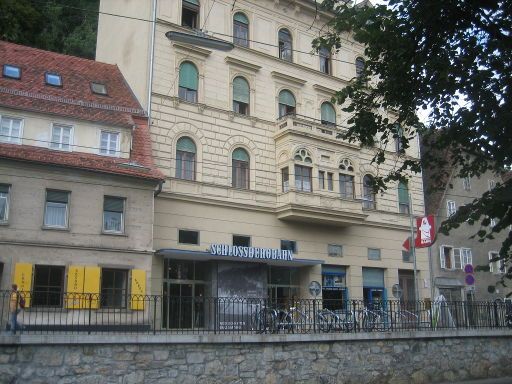 Schlossbergbahn, Graz, Österreich, Eingang Talstation in einem Wohngebäude