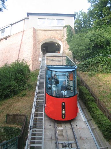 Schlossbergbahn, Graz, Österreich, Standseilbahn kurz vor der Bergstation