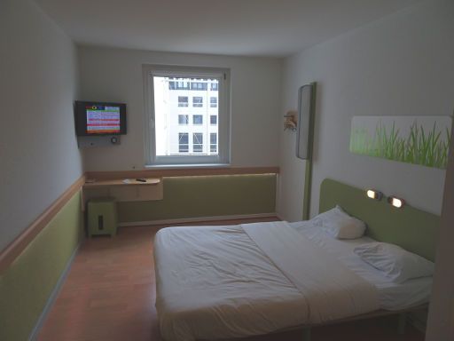 ibis budget Wien Sankt Marx, Wien, Österreich, Zimmer 436 mit Flachbildfernseher, Tisch, Hocker, Fenster, Garderobe, Doppelbett und Beleuchtung