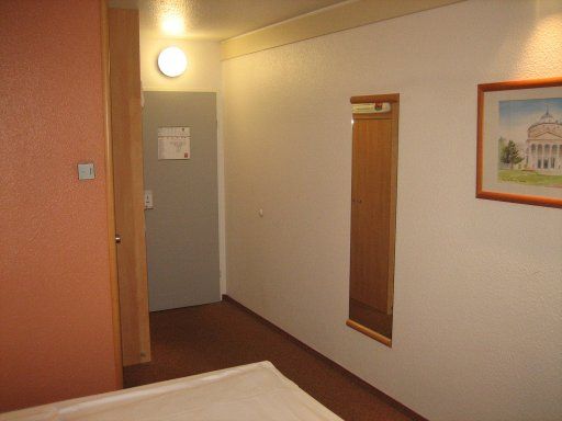 Ibis Wien Mariahilf, Österreich, Zimmer 920 mit Wandspiegel, Trennwand zum Bad und Eingangstür