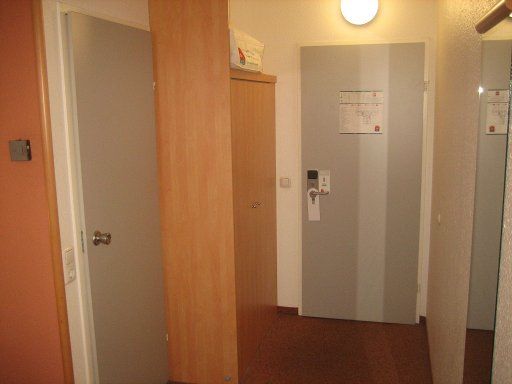 Ibis Wien Mariahilf, Österreich, Zimmer 920 mit Tür zum Bad, Schrank und Eingangstür