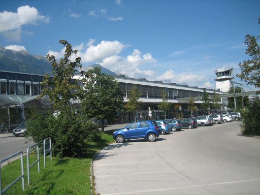 Flughafen Innsbruck INN, Österreich, Parkplatz und Flughafengebäude im August 2011