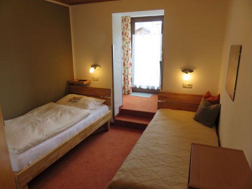 Pension Schierl, Faistenau, Österreich, Zimmer 4 mit zwei Betten, Wandleuchten und Durchgang zum Balkon