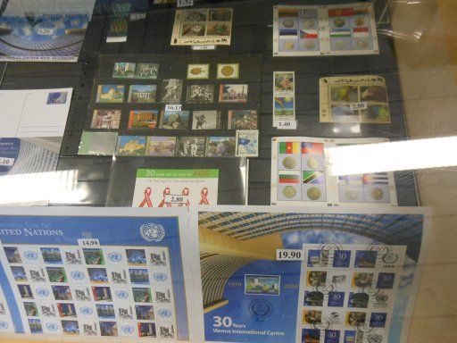 UNO, Vereinte Nationen, Wien, Österreich, Sonderbriefmarken im Ladengeschäft mit Andenken