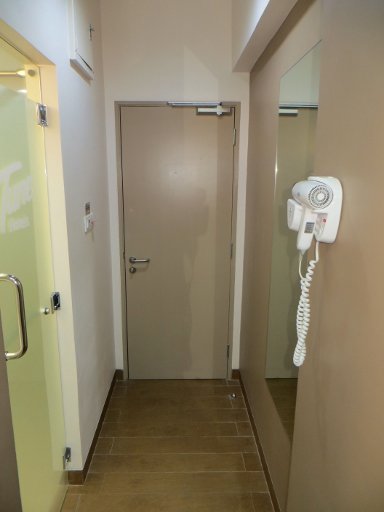 Tune Hotel, Angeles City, Philippinen, Zimmer 506 mit Tür zum Badezimmer, Eingangstür und Föhn