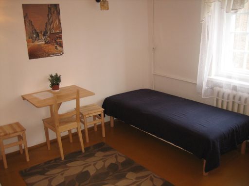 Dom Zachariasza Hostel Zappio, Gdańsk - Danzig, Polen, Zimmer 11 mit Bett, Fenster, kleinem Tisch, Stuhl und zwei Hocker