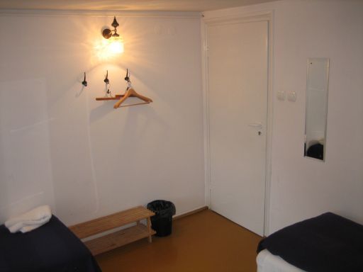 Dom Zachariasza Hostel Zappio, Gdańsk - Danzig, Polen, Zimmer 11 mit Spiegel, Eingangstür, Ablage