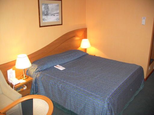 Holiday Inn Hotel Warschau, Warschau, Polen, Doppelbett mit Nachttischleuchten und Telefon