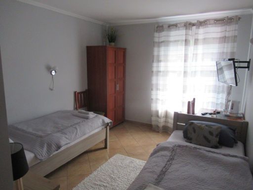 Hotel Zaułek, Lubań - Lauban, Polen, Zimmer 5 mit Einzelbetten, Nachttisch, Schrank, Fenster, Tisch, Stuhl und Fernseher