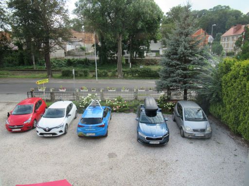 Hotel Zaułek, Lubań - Lauban, Polen, Blick aus dem Fenster Richtung Parkplatz, Straße und Bahnstrecke