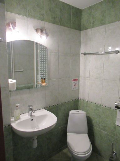 Hotel Zaułek, Lubań - Lauban, Polen, Bad mit Waschbecken und WC