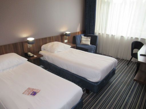 ibis Styles Wałbrzych, Wałbrzych - Waldenburg, Polen, Zimmer 504 mit Einzelbetten, Nachttisch, Wandleuchten, Sessel, Fenster, Tisch und Stuhl