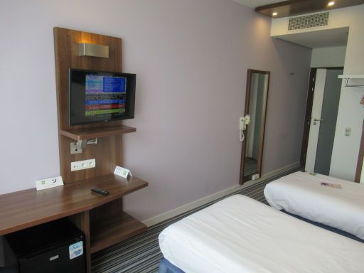 ibis Styles Wałbrzych, Wałbrzych - Waldenburg, Polen, Zimmer 504 mit Tisch, lautlosen Kühlschrank, Fernseher, Wandspiegel, Klimaanlage und Eingangstür