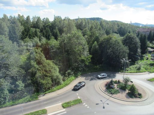 ibis Styles Wałbrzych, Wałbrzych - Waldenburg, Polen, Blick aus Blick aus dem Fenster Richtung Kreisverkehr und Straße