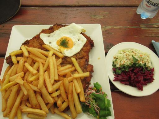 Osówka - Säuferhöhen Projekt Riese, Głuszyca - Wüstegierdorf, Polen, Kotlet Schabowy - Schnitzel mit Spiegelei, Pommes und Salat