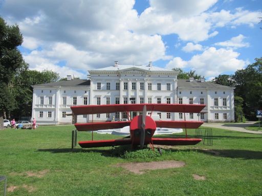 Pałac Jedlinka - Schloss Tannhausen, Jedlina-Zdrój - Bad Charlottenbrunn, Polen, Replika Fokker DR1 152/17 auf dem Vorplatz