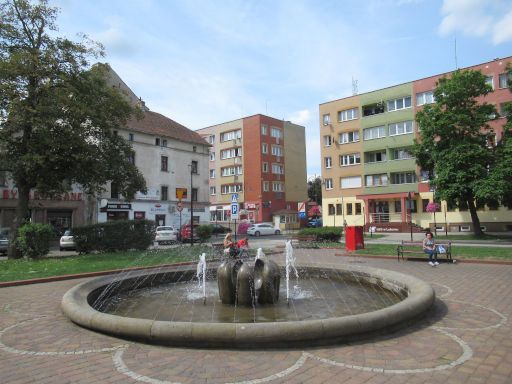 Lubań - Lauban, Polen, Springbrunnen vor dem Rathaus und Häuser aus der sozialistischen Zeit