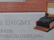 Ausstellung Enigma Knacker, Poznań, Polen, Chiffrencontainer vor dem Kaiserschloss in der Ulica Swiety Marcin 80, Poznań, Polen
